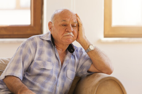 Nahaufnahme eines &auml;lteren Mannes, der gedankenverloren und nachdenklich vor sich hinblickt m&auml;nnerdialoge juli 2025