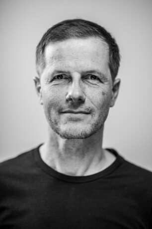 Thomas Qiu Hönel Bildungsreferent Landesfachstelle Männerarbeit Sachsen schwarz/weiß Porträt