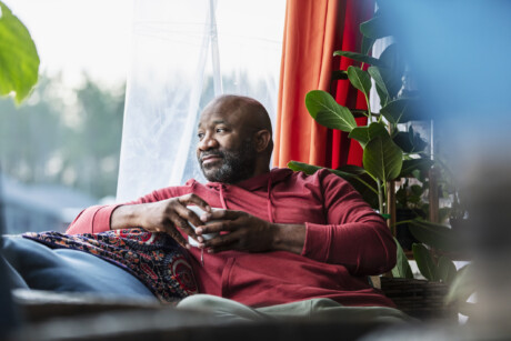 poc-Mann schaut aus dem fenster mit einer tasse tee in der hand - m&auml;nnerdialoge januar 2026